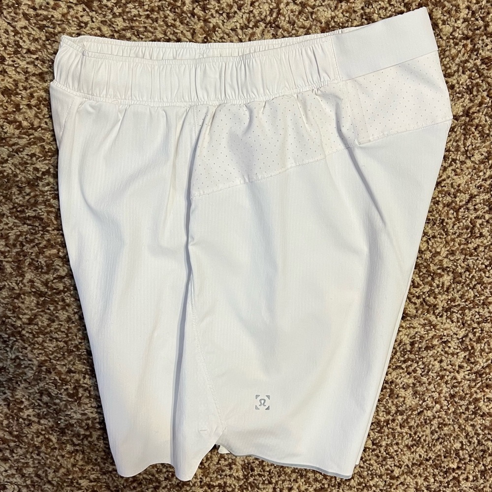 Lululemon white surge shorts 6” lined size small